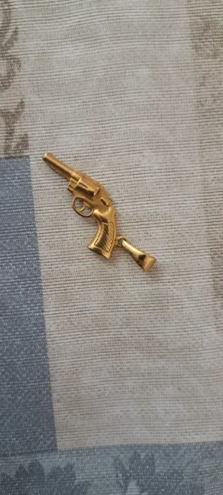 Colgante de pistola dorado