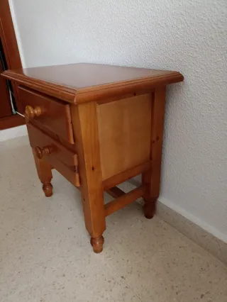 Mesita de noche de madera