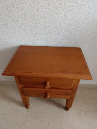 Mesita de noche de madera