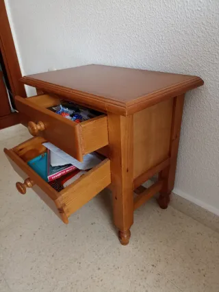 Mesita de noche de madera