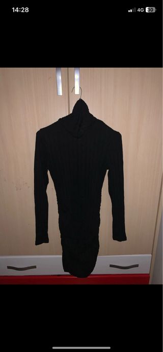 Vestido negro ajustado cuello alto