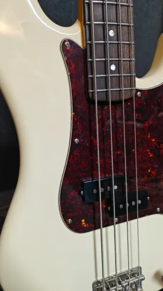 Squier Classic 60s Precision Bass Fender