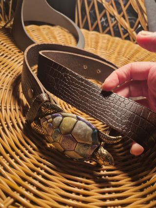 Cinturón de cuero con hebilla de tortuga