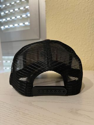 Gorra beige y marrón con gallo