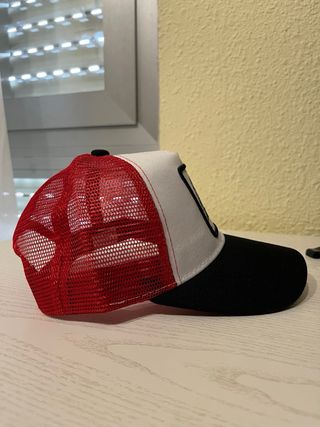 Gorra con parche de águila