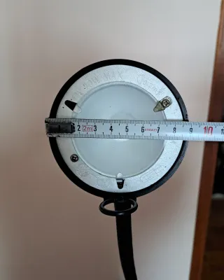 Lámpara de pie negra. Lectura