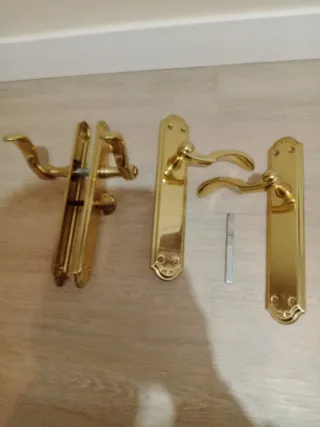Manetas doradas para puertas
