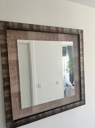 Espejo de pared con marco de madera