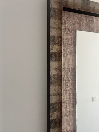 Espejo de pared con marco de madera