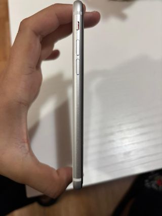 iPhone SE 2da Gen 2020 blanco con cable y 2 fundas