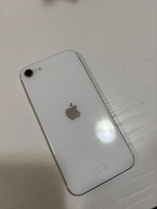 iPhone SE 2da Gen 2020 blanco con cable y 2 fundas