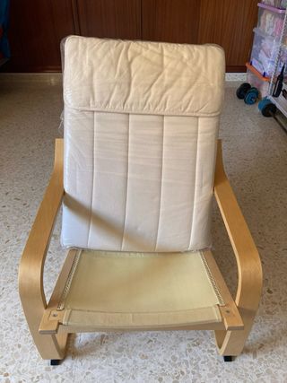 Sillón de madera con cojín beige