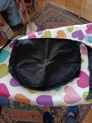 Delantal infantil negro con encaje. 73cm