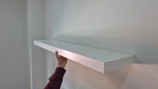 Estantería de pared blanca