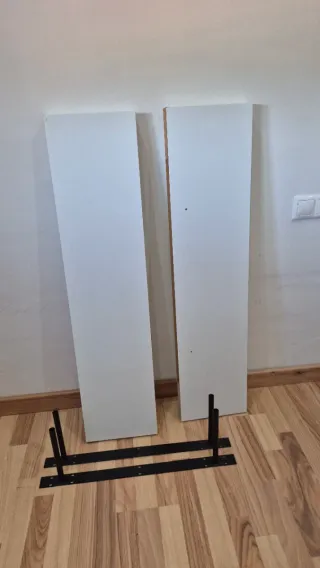 Estantería de pared blanca