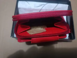 Cartera billetera roja con flores