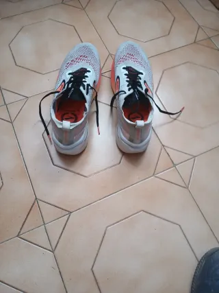 Zapatillas maratón Brooks grises y naranjas