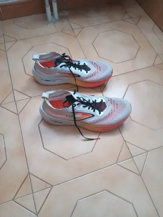 Zapatillas maratón Brooks grises y naranjas