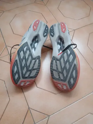 Zapatillas maratón Brooks grises y naranjas
