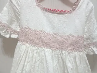 Vestido blanco y rosa para niña
