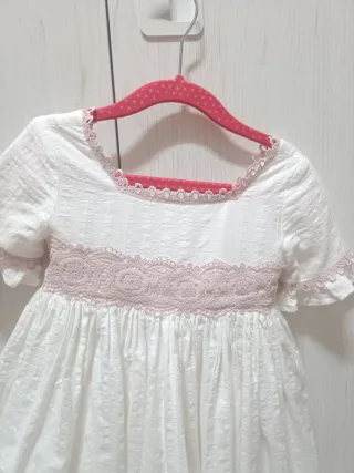 Vestido blanco y rosa para niña