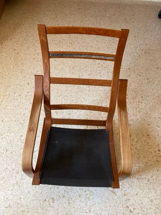 Sillón de madera con cojín color hueso.