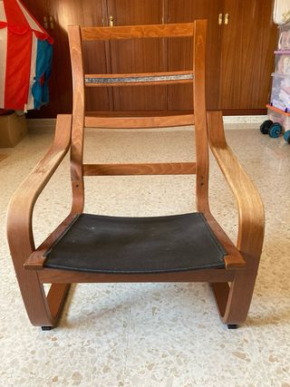 Sillón de madera con cojín color hueso.