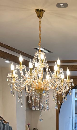 Lámpara de araña dorada de cristal