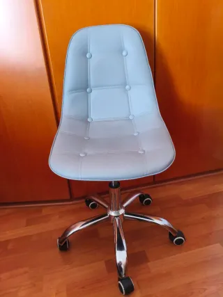 Silla de oficina gris con base cromada