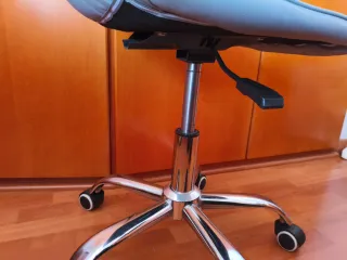 Silla de oficina gris con base cromada