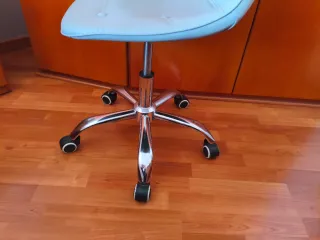 Silla de oficina gris con base cromada