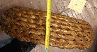 Cestas de paja y mimbre redondas