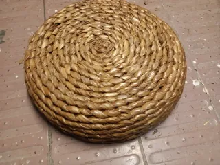 Cestas de paja y mimbre redondas