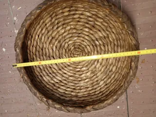 Cestas de paja y mimbre redondas