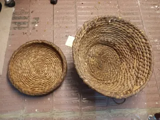 Cestas de paja y mimbre redondas