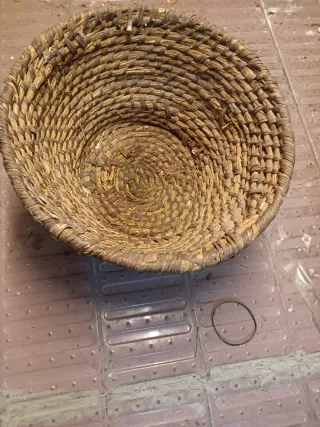 Cestas de paja y mimbre redondas