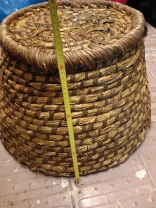 Cestas de paja y mimbre redondas