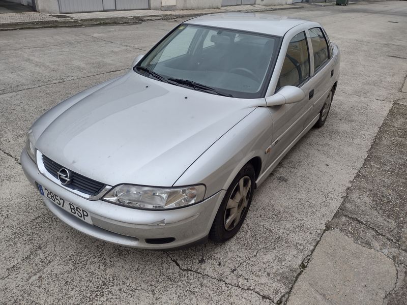 Opel Vectra  1.6  16 v. confort 4 puert gasolina . - foto 1