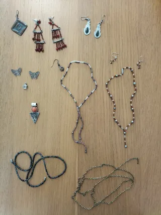 Pendientes largos rojos con abalorios