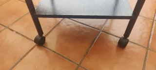 Mesa auxiliar negra madera y metal