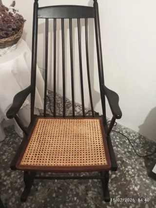 Mecedora antigua de madera y ratán tengo 2 iguales