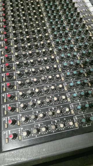 Mesa de Mezclas Behringer