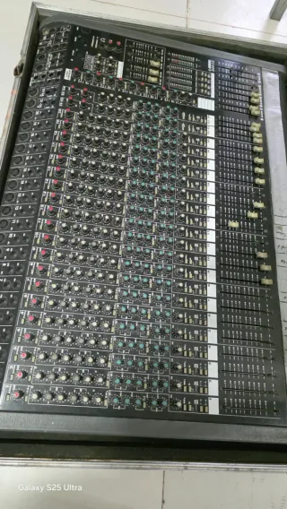 Mesa de Mezclas Behringer