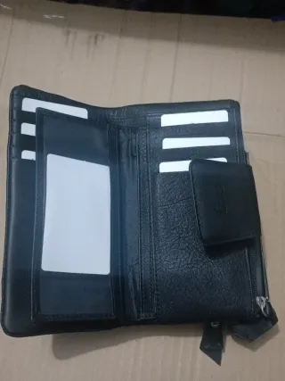 Cartera de piel negra con flores