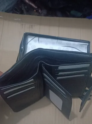 Cartera de piel negra con flores