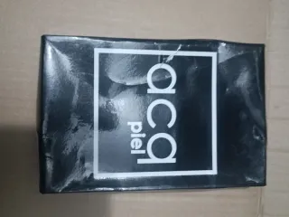 Cartera de piel negra con flores