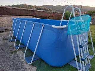 Piscina desmontable azul y blanca