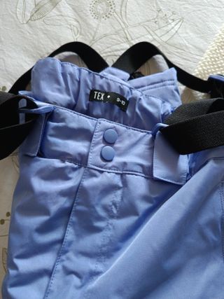 Pantalón de esquí para niña con tirantes.
