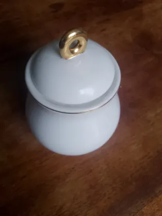 Piccola zuccheriera bianca con dettaglio dorato