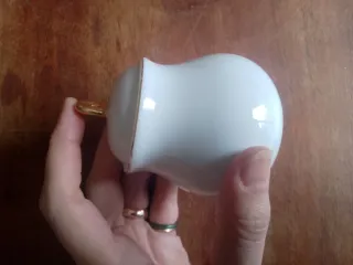 Piccola zuccheriera bianca con dettaglio dorato